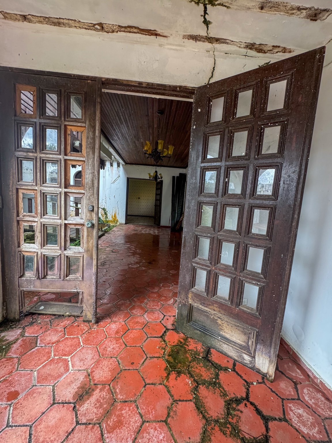 Fotografía de campo del proyecto: acceso interior, materiales y condiciones visibles del techo y los acabados.